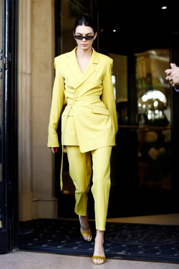 22-летняя Кендалл Дженнер в идеальном лимонном костюме(ФОТО)
