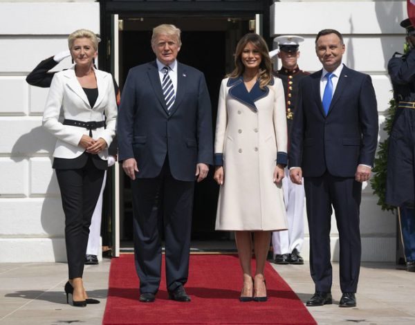 Мелания Трамп похвасталась пальто от Gucci за 3 тысячи евро(ФОТО)