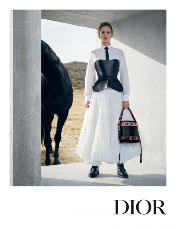 Дженнифер Лоуренс и лошади в новой кампании от Dior Cruise 2019 (ФОТО)