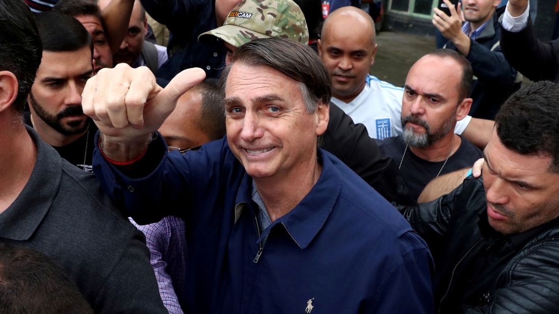 Жаир Болсонару: правый кандидат выиграл первый раунд выборов в Бразилии