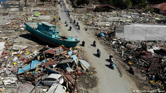 Количество жертв землетрясения и цунами в Индонезии превысило 1200 человек