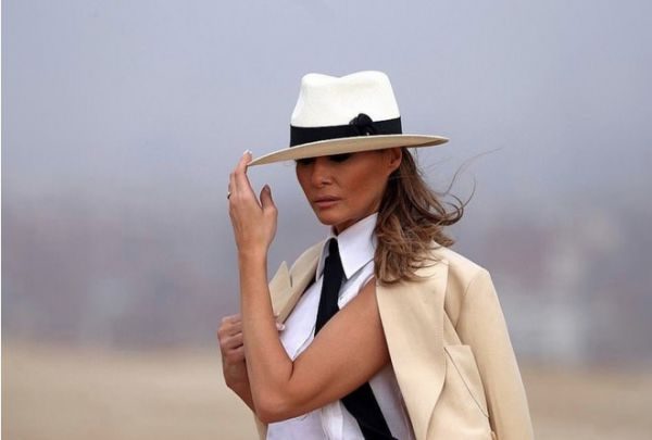 Мелания Трамп в образе пустынного Джемса Бонда посетила Египет (ФОТО)