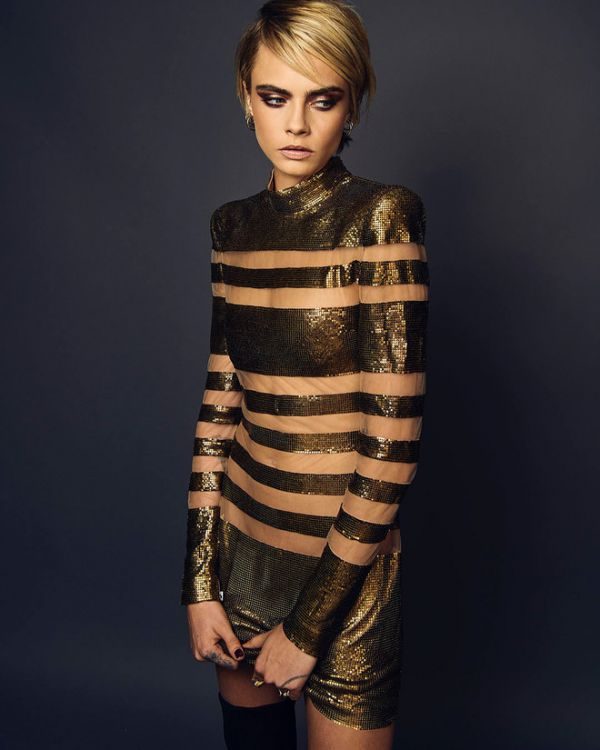 Стильно и откровенно: Кара Делевинь показала фигуру в прозрачном топе (ФОТО)