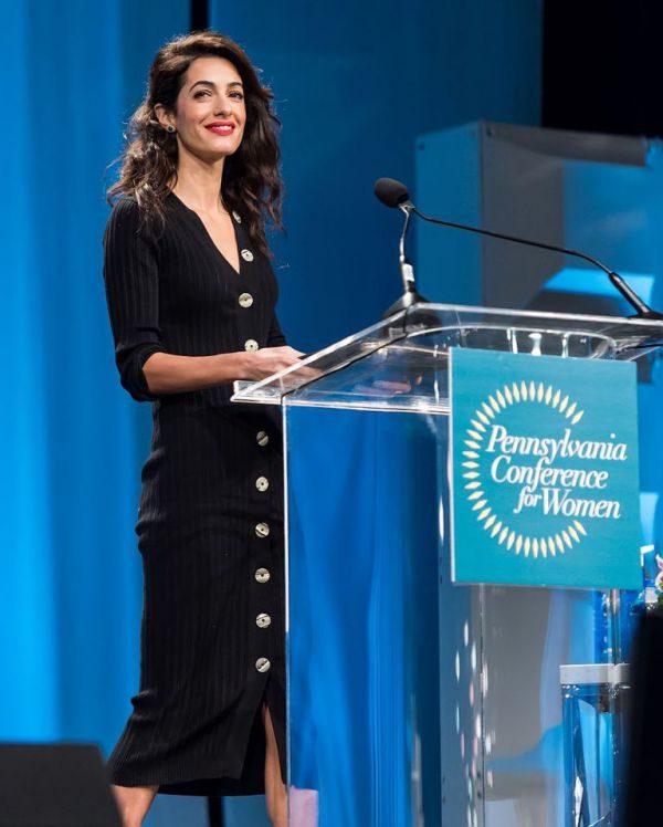 Амаль Клуні зачарувала стильним в'язаним платтям (ФОТО)
