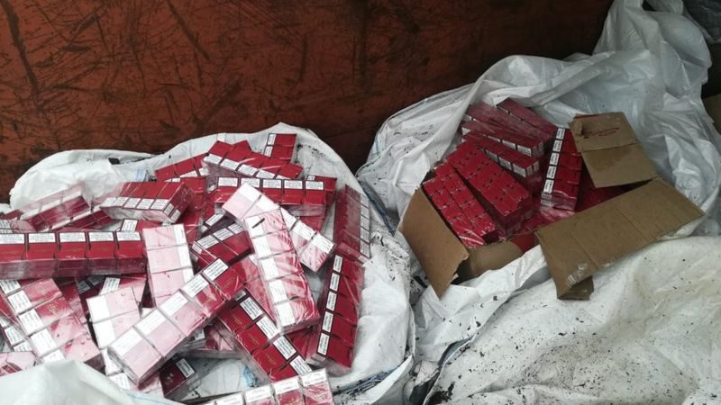 До Одессы прибило баржу с миллионами пачек сигарет: куда шла контрабанда