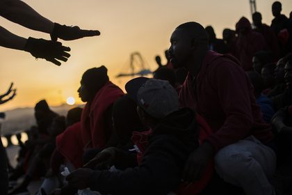 Тысячи мигрантов с ножами приготовились штурмовать Европу