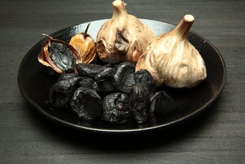 Все о невероятных свойствах черного чеснока