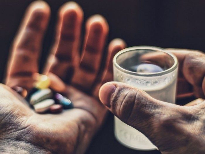 Медики назвали 6 напитков, которыми опасно запивать лекарства