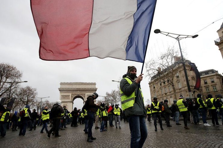 Парламент Франции готовится к голосованию о вотуме недоверия правительству