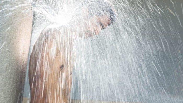 Врачи рассказали, при какой температуре тела нельзя принимать душ