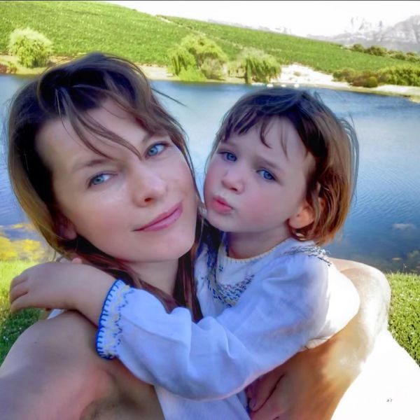 Мила Йовович надела дочь в украинскую вышиванку (ФОТО)