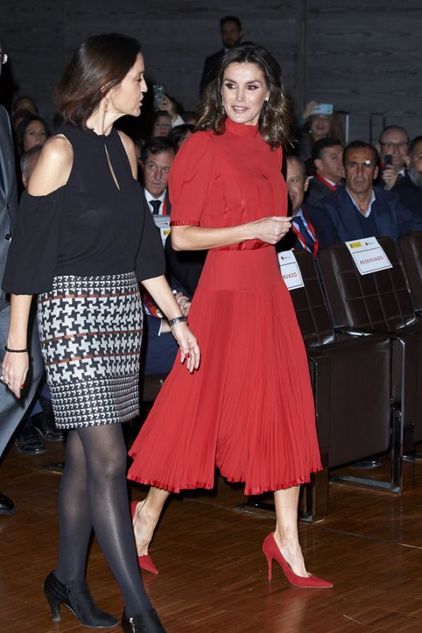 Королева Летиция очаровала элегантной красной платьем (ФОТО)