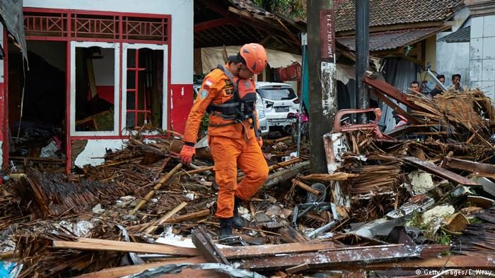 Цунами в Индонезии: погибли по меньшей мере 429 человек