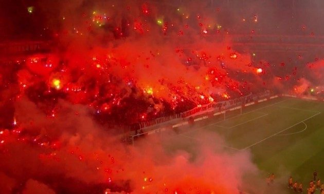 40000 фанатов с файерами посетили открытую тренировку Галатасарая. ВИДЕО