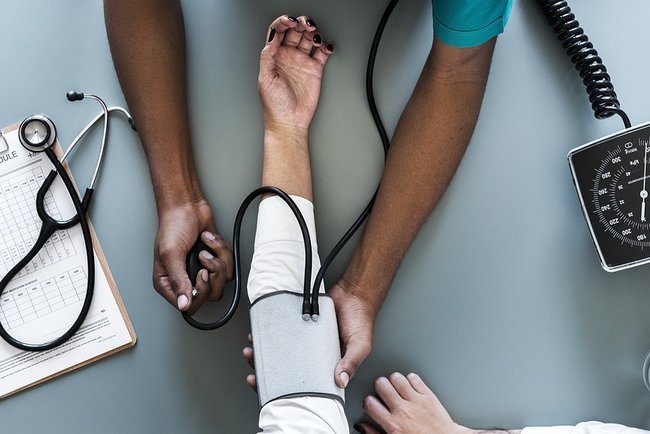 Как быстро снизить высокое давление: 5 эффективных способов