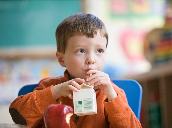 5 вредных продуктов, которыми мы регулярно кормим детей