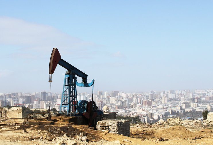 Прогноз: ограничения ОПЕК+ помогут нефти “перетянуть канат” у США