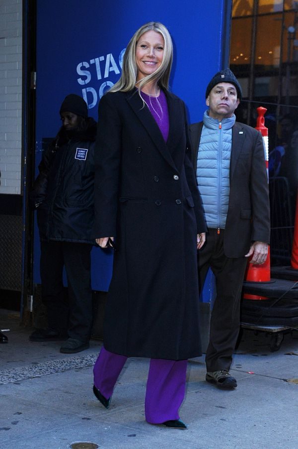 Стройная Гвинет Пэлтроу в костюме цвета прошлого сезона (ФОТО)