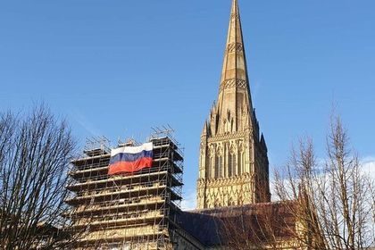Посольство отреагировало на появление российского флага на соборе в Солсбери