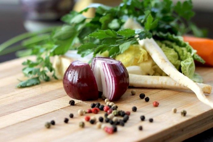 Ученые назвали овощи, которые помогут сократить риск рака кишечника