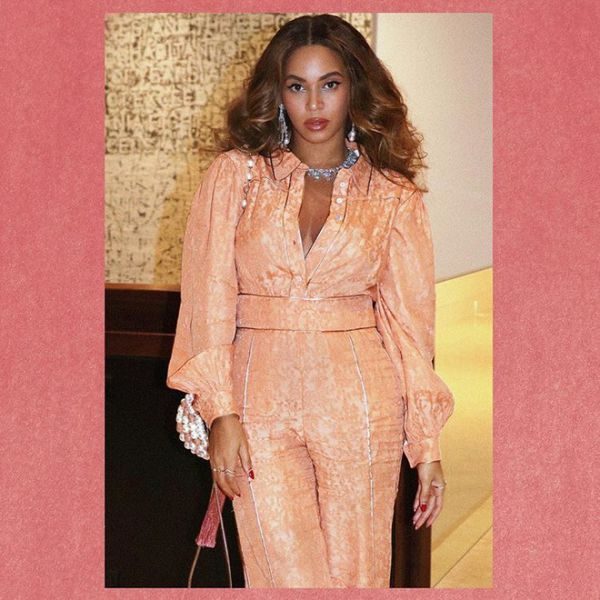 Похудела Бейонсе позирует в персиковом комбинезоне (ФОТО)