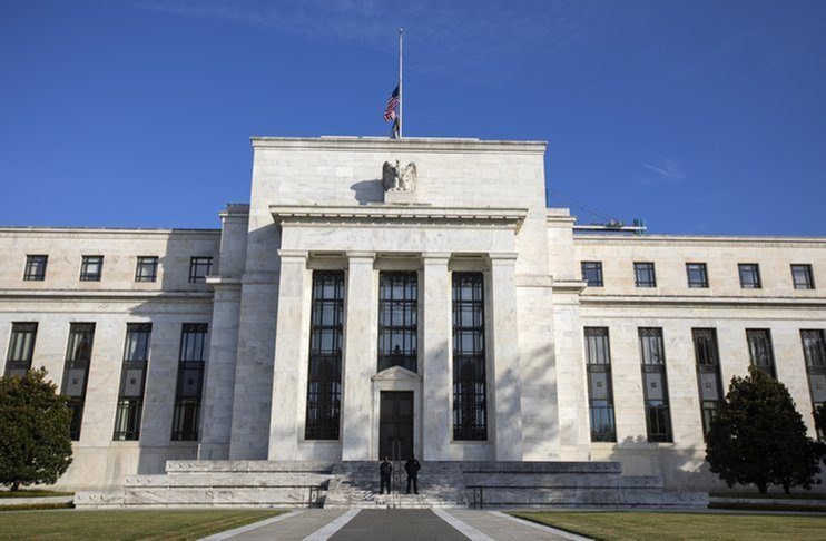 Большинство экономистов Уолл-стрит ждут повышения ставки ФРС не раньше сентября