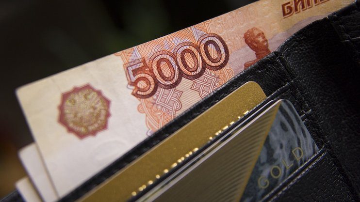 Прогноз: вместо трибун рубль в праздники примерится к "гильотине"