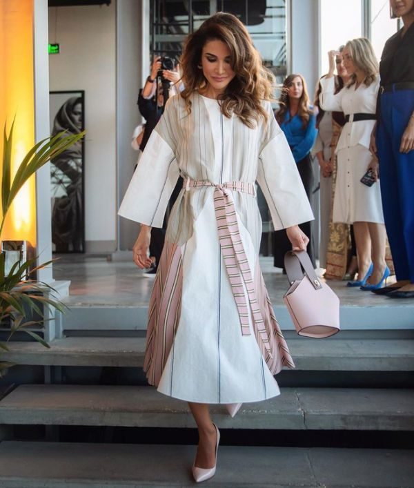 Элегантный выход: королева Рания в нежном платье-бохо (ФОТО)
