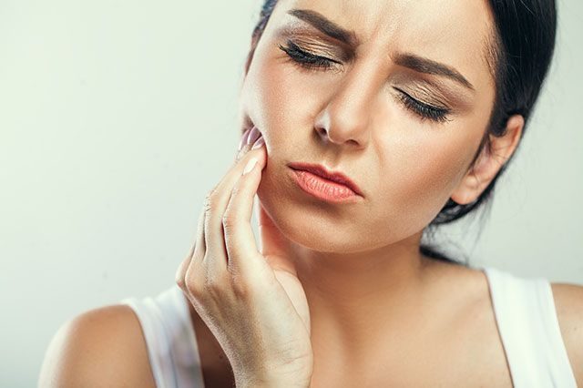 Спазмы, бессонница, мигрень: как больные зубы разрушают организм