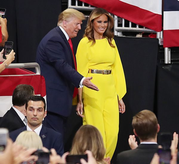 Мелания Трамп удивила ярко-желтым комбинезоном (ФОТО)