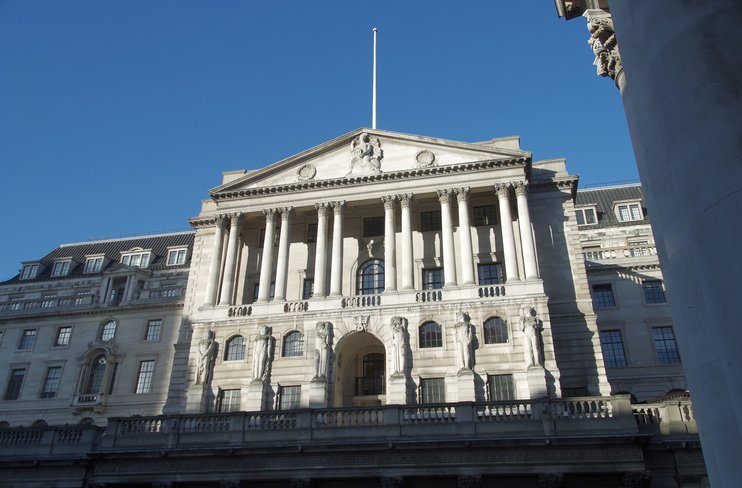 Банк Англии теряет доверие общественности