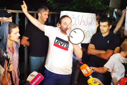 Грузины устроили митинг из-за брани в адрес Путина на местном телеканале