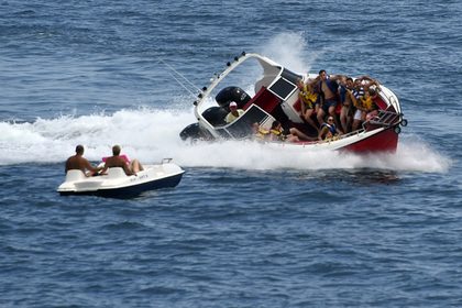 На перевернувшемся в Черном море катамаране погибли люди