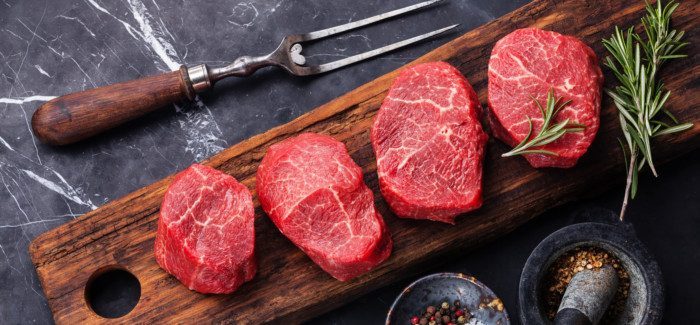 От мяса можно не отказываться: специалисты назвали тип рациона, который защитит