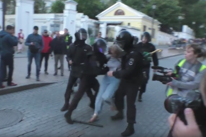 Стали известны подробности жесткого задержания девушки на митинге в Москве