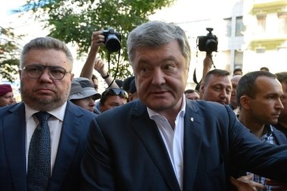 Порошенко обвинили в выводе с Украины восьми миллиардов долларов