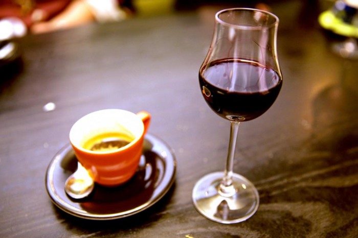 Эксперты: красное вино снижает риск проблем с кишечником