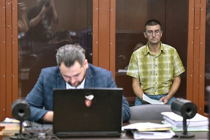 Участника митинга в Москве посадили на 3,5 года за брошенную в росгвардейца урну