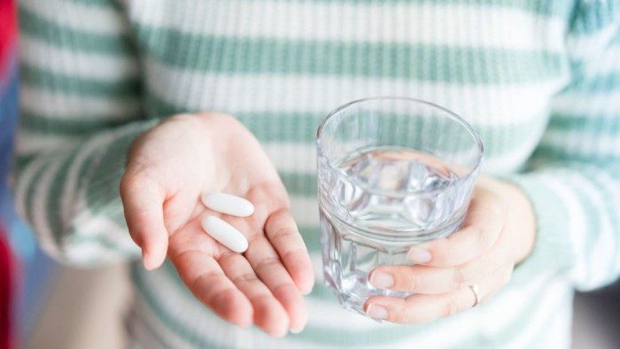 Глотать таблетку без воды опасно — и вот почему