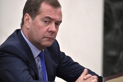 Медведев рассказал о попавшем между молотом и наковальней Зеленском