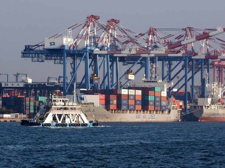 Дефицит торгового баланса США сократился в октябре