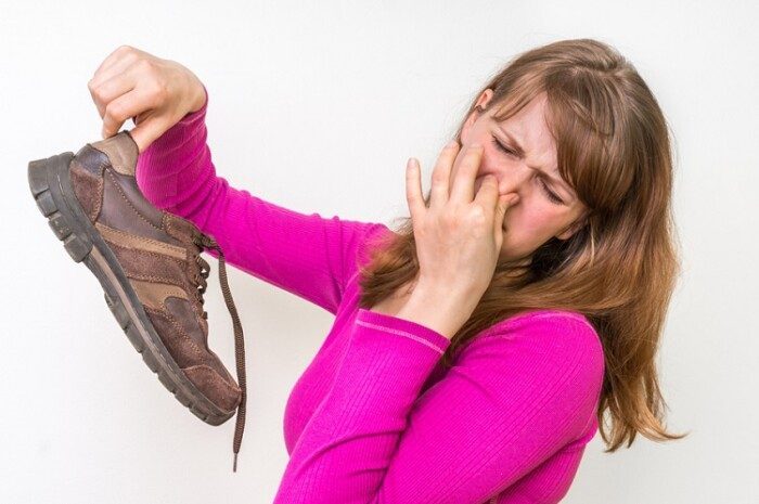 5 шагов, которые помогут избавиться от неприятного запаха ног в летний сезон