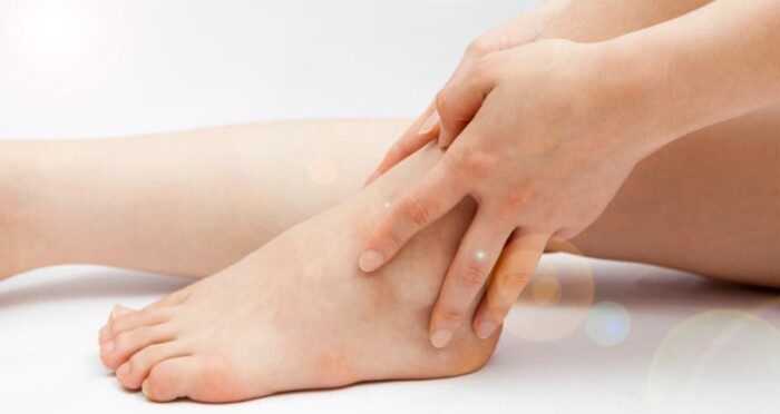 Специалисты рассказали, как избавиться от отеков на ногах и чем они могут