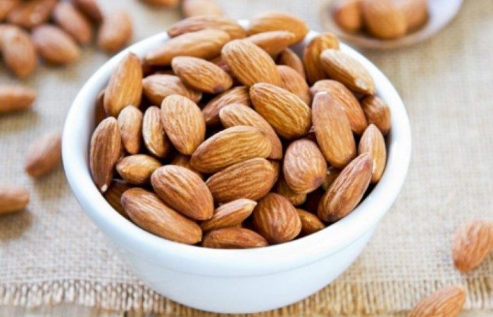 Диетолог рассказала, кому не стоит есть миндаль
