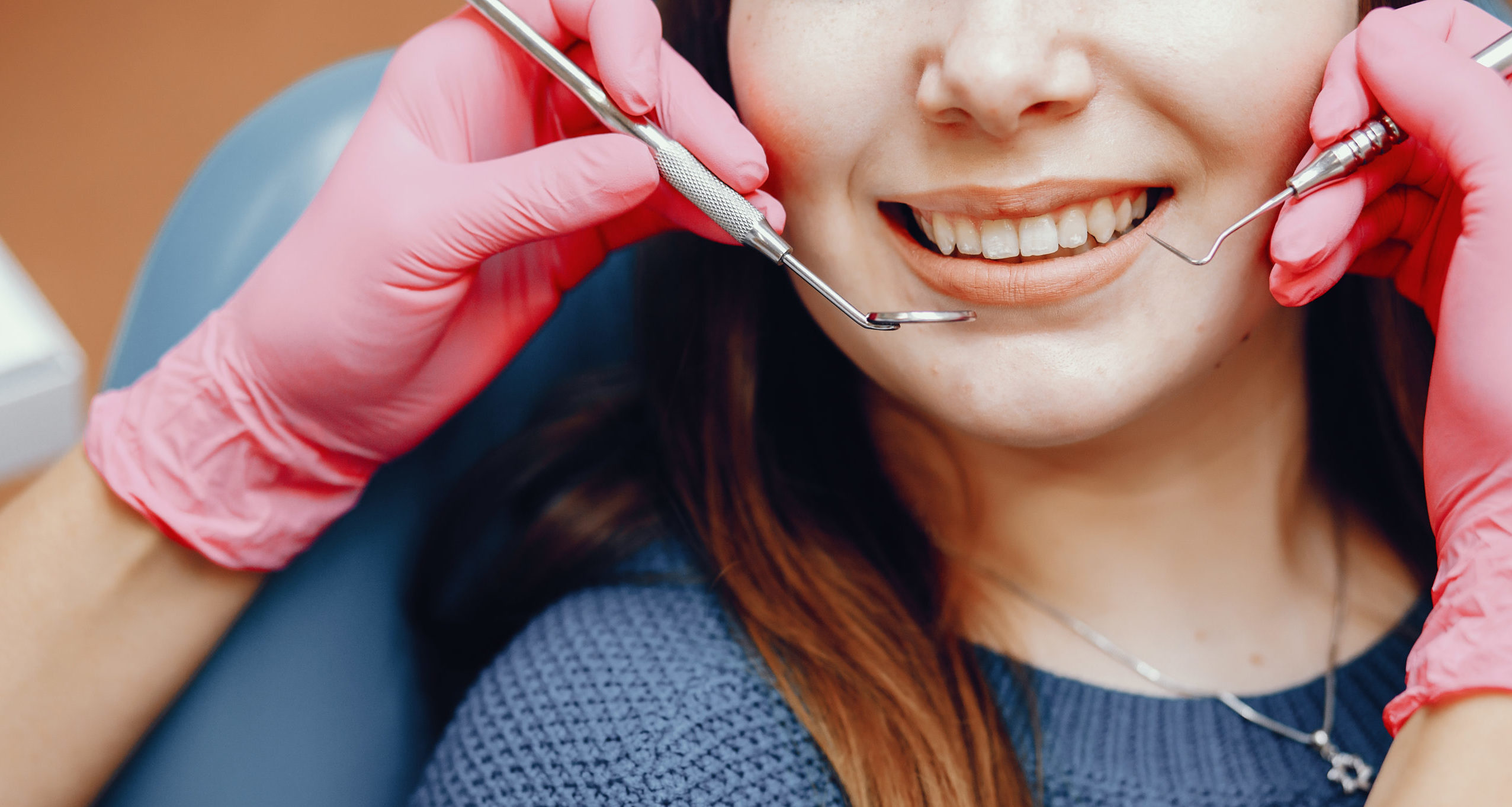 Как терапевт выполняет лечение зубов?