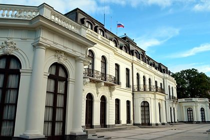 Власти Праги потребовали вернуть землю под российским посольством в Чехии