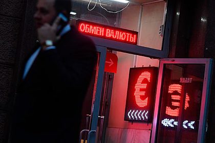 Новости о санкциях обвалили курс рубля