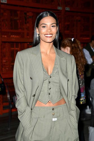 Тіна Кунакі виглядає дуже жіночно у чоловічому костюмі (ФОТО)