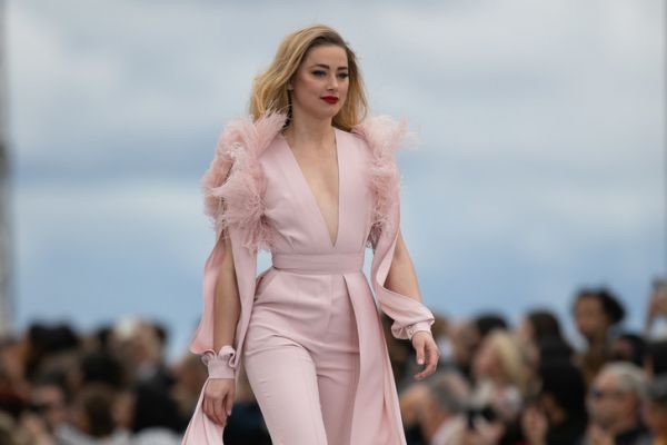 Дивовижна Ембер Херд в рожевому комбінезоні Elie Saab на шоу L'Oréal (ФОТО)