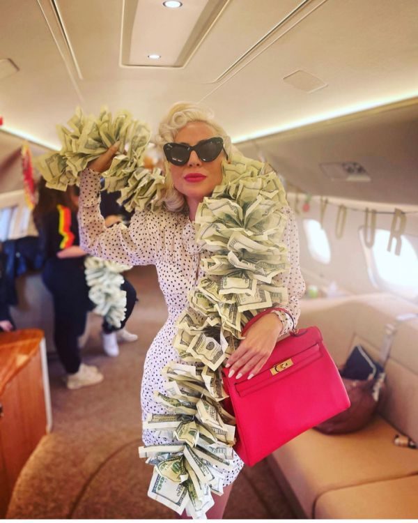 Леді Гага носить боа з 100-доларових купюр (ФОТО)